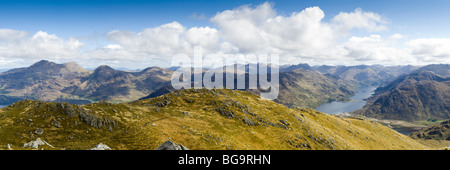 Blick über Loch Hourn und Barrisdale Bay von den Hängen des Ladhar Beinn auf der Halbinsel Knoydart Stockfoto