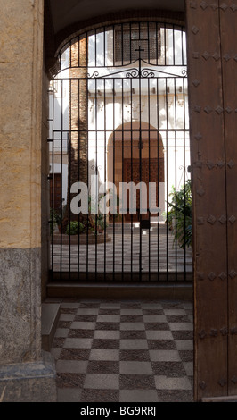 Blick auf Innenhof von der Straße, alte Stadt Córdoba, Andalusien, Spanien Stockfoto