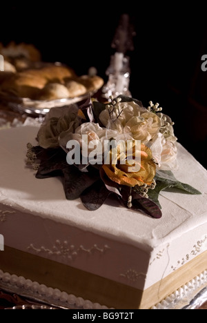 Weiße Eistee Kuchen mit Blume auf der Oberseite Stockfoto
