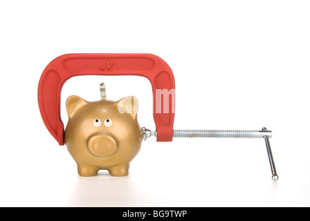 Eine goldene Sparschwein ist für seine letzten Dollar gekürzt. Bild kann für viele finanzielle Ableitungen verwendet werden. Stockfoto