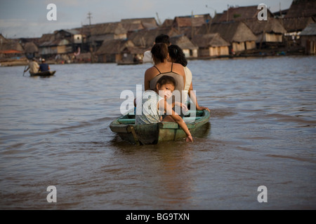 Eine Mädchen überquert den Fluss Itaya in Iquitos im peruanischen Amazonas-Becken. Stockfoto