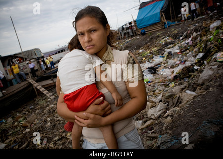 Eine Frau hält ein kleines Kind in den Slums von Puerto Belen - Iquitos, Peru Stockfoto