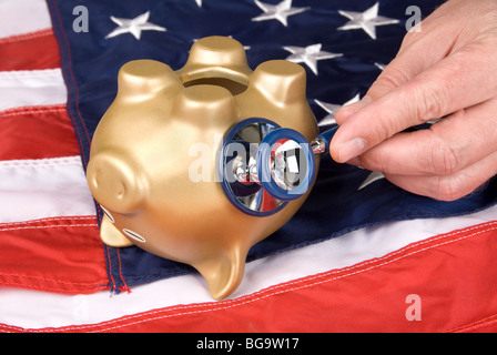 Ein Kopf, fast tot Sparschwein auf eine amerikanische Flagge auf Anzeichen einer wirtschaftlichen und finanziellen Leben geprüft wird. Stockfoto