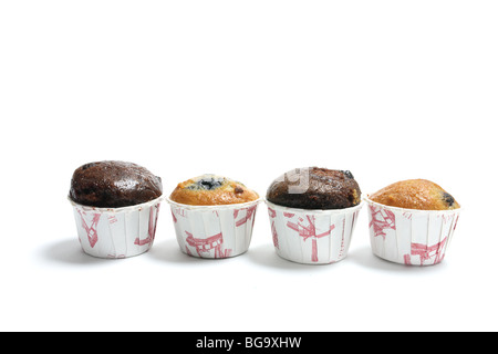 Reihe von Mini-Muffins auf weißem Hintergrund Stockfoto