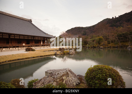 Sogen Teich und Halle in Tenryu-Ji-Tempel in Arashiyama Bezirk, Kyoto, Japan Stockfoto