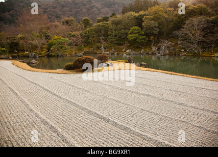 Steingarten und Sogen Teich in Tenryu-Ji-Tempel in Arashiyama Bezirk, Kyoto, Japan Stockfoto