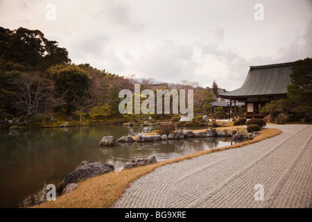 Steingarten und Sogen Teich in Tenryu-Ji-Tempel in Arashiyama Bezirk, Kyoto, Japan Stockfoto