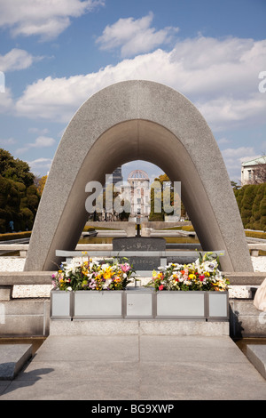 Das Kenotaph rahmt die a-Bombe Domb im Friedenspark Hiroshima, Hiroshima, Japan Stockfoto