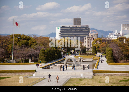 Das Kenotaph rahmt die a-Bombe Domb im Friedenspark Hiroshima, Hiroshima, Japan Stockfoto