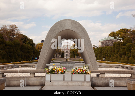 Das Kenotaph rahmt die Atombombenkuppel im Friedenspark Hiroshima, Hiroshima, Japan Stockfoto