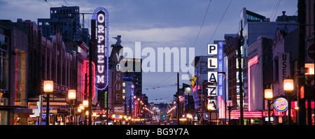 Granville Vergnügungsviertel während der Dämmerung, Vancouver, BC, Kanada Stockfoto