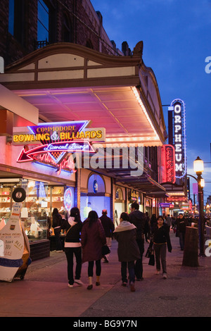 Leuchtreklamen und Fußgänger bringen Leben in Granville Mall zwischen Robson und Smithe Street, Vancouver, BC, Kanada Stockfoto