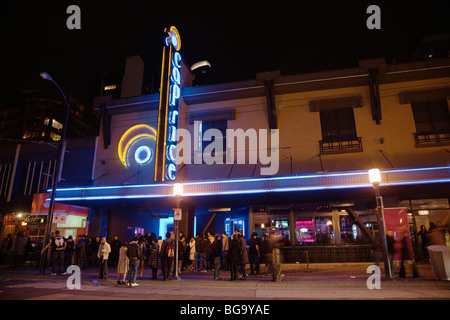 Eine Warteschlange von Gönnern außerhalb Caprice Nachtclub in Granville Entertainment District, Downtown Vancouver, BC, Kanada Stockfoto
