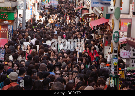 Menschenmenge auf Takeshita Straße, Harajuku, Tokyo, Japan Stockfoto
