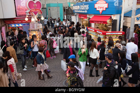 Zwei konkurrierende Krepp steht neben einander auf Takeshita-Dori Straße, Harajuku, Tokyo, Japan Stockfoto