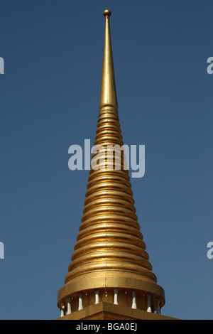 Turm der Phra Sri Ratana Chedi im Wat Phra Kaeo Tempel, Grand Palace, Bangkok Stockfoto
