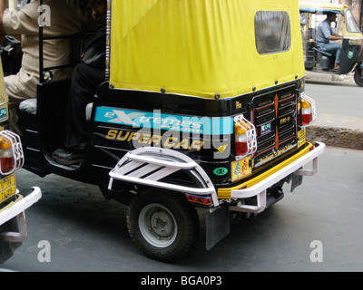 Auto-Rikschas (Tuk-Tuks) in Traffic jam in Kolkata (Kalkutta), Indien. Stockfoto