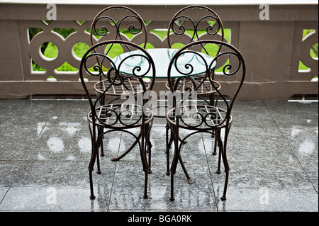 Ein Café-Tisch und Stühle bei starkem Sommerregen auf den italienischen Seen in Norditalien Stockfoto
