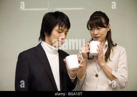 Zwei Menschen, die eine Kaffeepause Stockfoto