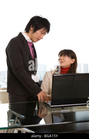 Junger Mann und Frau treffen am Tisch Stockfoto