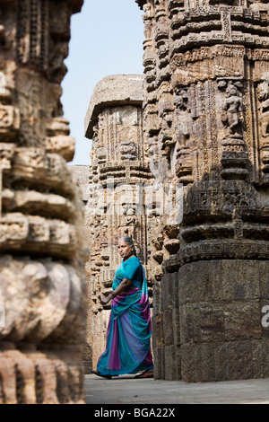 Frau bei Sun Temple Konark, Orissa Zustand, Indien. Stockfoto