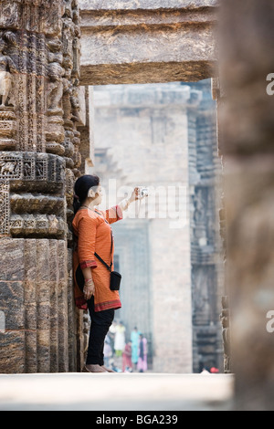 Frau nimmt ein Selbstporträt bei Sun Temple Konark, Orissa Zustand, Indien. Stockfoto
