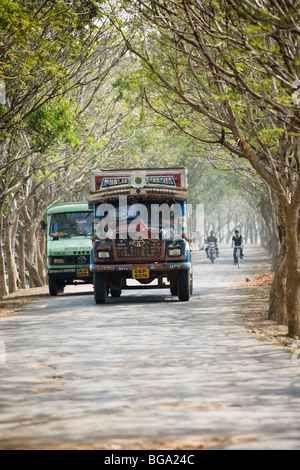Verkehr auf der Landstraße in Orissa Zustand, Indien. Stockfoto