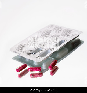 SCHMERZ-KILLER-TABLETTEN UND FOLIE BLISTERPACKUNG Stockfoto