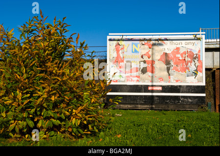 Primesight Plakat Website mit zerrissen und zerrissene Plakate in Newport South Wales UK Stockfoto