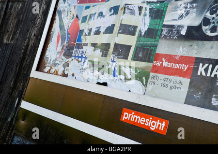 Primesight Plakat Website mit zerrissen und zerrissene Plakate in Newport South Wales UK Stockfoto