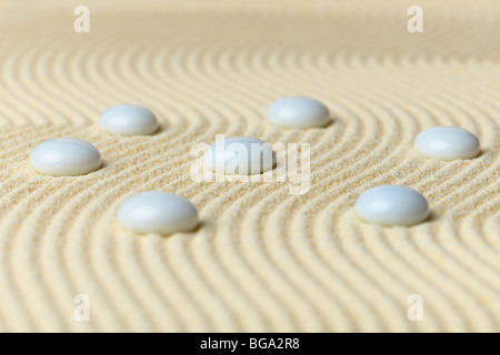 Weißen Tropfen auf einer Fläche von gelbem Sand - eine abstrakte Komposition Stockfoto