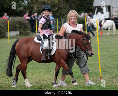 Mutter mit jungen Mädchen auf Pony Gymkhana in der Nähe von Gotherington September 2009 Stockfoto