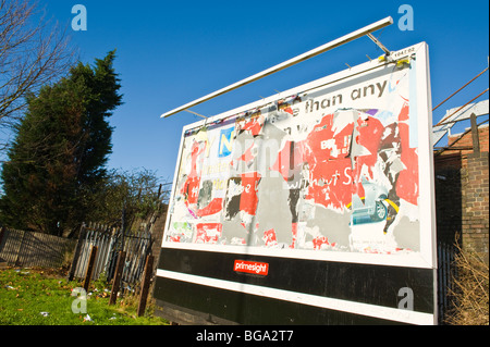 Primesight Plakat Website mit zerrissen und zerrissene Plakate in Newport South Wales UK Stockfoto