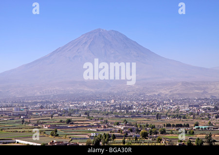 Panoramablick über die Stadt vom Sachaca Tower mit Vulkan El Misti in den Hintergrund, Arequipa, Peru, Südamerika Stockfoto