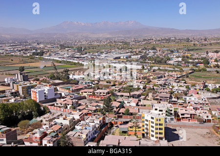 Panoramablick über die Stadt vom Sachaca Tower mit Vulkan Picchu Picchu im Hintergrund, Arequipa, Peru, Südamerika Stockfoto