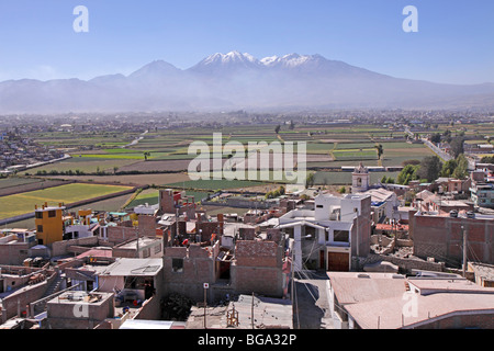 Panoramablick über die Stadt vom Sachaca Tower mit Vulkan Chachani im Hintergrund, Arequipa, Peru, Südamerika Stockfoto