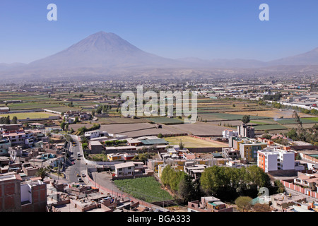 Panoramablick über die Stadt vom Sachaca Tower mit Vulkan El Misti in den Hintergrund, Arequipa, Peru, Südamerika Stockfoto