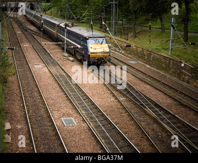 Klasse 91 High Speed Train nähert sich Waverley Station in Edinburgh, West Loathian, Schottland Stockfoto