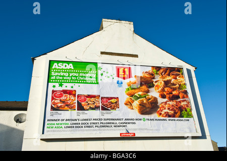 Primesight Plakat Website am Ende der Hauswand mit ASDA Essen Plakat in Newport South Wales UK Stockfoto