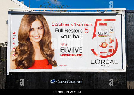 ClearChannel Billboard Website mit Cheryl Cole auf L'Oreal Poster in Newport South Wales UK Stockfoto