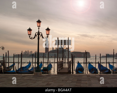 Gondeln vor Anker in der Nähe von St. Markusplatz, Venedig, Italien Stockfoto