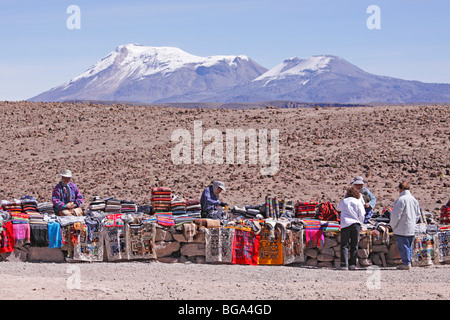 Verkauf von Souvenirs vor Vulkane, Pata Pampa Pass, Cordillera de Ampatos, Anden, Peru, Südamerika Stockfoto