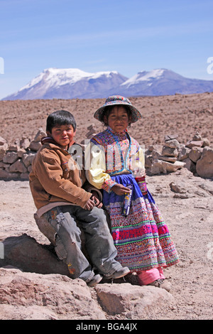 Kinder vor Vulkane, Pata Pampa Pass, Cordillera de Ampatos, Anden, Peru, Südamerika Stockfoto