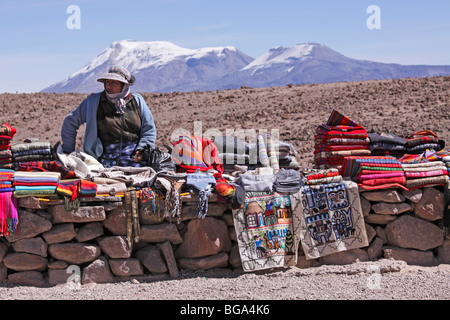 Verkauf von Souvenirs vor Vulkane, Pata Pampa Pass, Cordillera de Ampatos, Anden, Peru, Südamerika Stockfoto