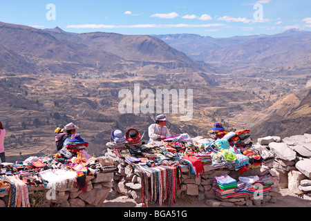 einheimische Frauen mit Souvenirs an einem Aussichtspunkt über den Colca Canyon, Anden, Peru, Südamerika Stockfoto