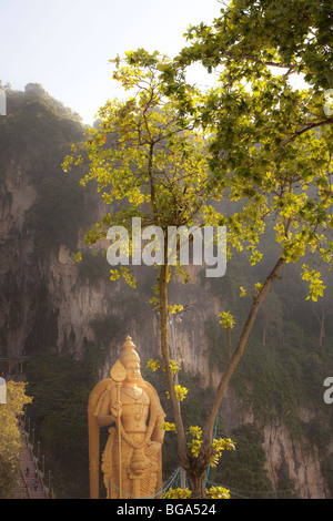 Eingang zum Batu Caves, ein Hindu-Schrein und eine touristische Attraktion, Malaysia. Statue von Murugan, eine hinduistische Gottheit. Stockfoto