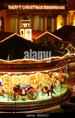 Dem deutschen Markt im Stadtzentrum von Bimingham zu Weihnachten. Karussell vor der Sozialwohnung in Victoria Square. Stockfoto