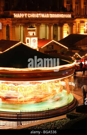 Dem deutschen Markt im Stadtzentrum von Bimingham zu Weihnachten. Karussell vor der Sozialwohnung in Victoria Square. Stockfoto