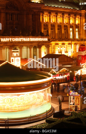 Dem deutschen Markt im Stadtzentrum von Bimingham zu Weihnachten. Karussell vor der Sozialwohnung in Victoria Square. Stockfoto