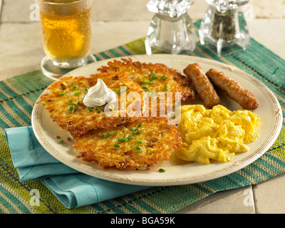 Kartoffelpuffer mit Rührei und Würstchen Stockfoto